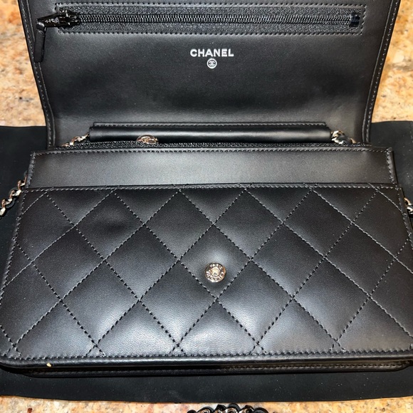 Chanel handbag with dust bag - Picture 4 of 6